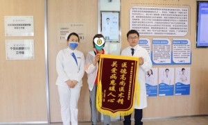 福州一阿婆滑倒检查筋骨都没事，意外发现眼眶肿瘤，“熊猫医生”团队熟练“拆弹